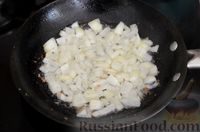Фото приготовления рецепта: Жареное рыбное филе с шампиньонами - шаг №5
