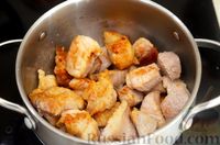 Фото приготовления рецепта: Свинина, тушенная с яблоками и луком - шаг №4