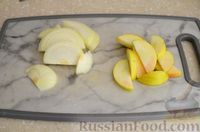 Фото приготовления рецепта: Свинина, тушенная с яблоками и луком - шаг №5