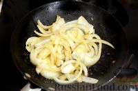 Фото приготовления рецепта: Свинина, тушенная с яблоками и луком - шаг №6