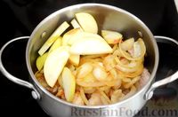 Фото приготовления рецепта: Свинина, тушенная с яблоками и луком - шаг №7