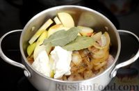 Фото приготовления рецепта: Свинина, тушенная с яблоками и луком - шаг №8