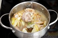 Фото приготовления рецепта: Свинина, тушенная с яблоками и луком - шаг №9