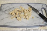 Фото приготовления рецепта: Салат с кальмарами, яйцами и огурцами - шаг №3