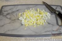 Фото приготовления рецепта: Салат с кальмарами, яйцами и огурцами - шаг №5