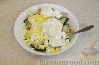 Фото приготовления рецепта: Салат с кальмарами, яйцами и огурцами - шаг №6