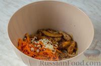 Фото приготовления рецепта: Мясной салат с жареной морковью и луком - шаг №11