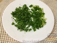 Фото приготовления рецепта: Салат из помидоров с брынзой и зеленью - шаг №3