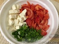 Фото приготовления рецепта: Салат из помидоров с брынзой и зеленью - шаг №7