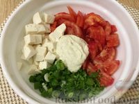 Фото приготовления рецепта: Салат из помидоров с брынзой и зеленью - шаг №8