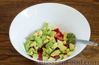 Фото приготовления рецепта: Салат из помидоров с авокадо и зеленью - шаг №3