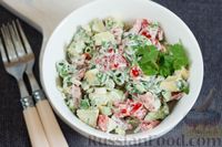 Фото приготовления рецепта: Салат из помидоров с авокадо и зеленью - шаг №6
