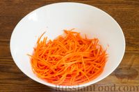 Фото приготовления рецепта: Салат из моркови с болгарским перцем и орехами - шаг №2