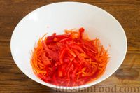 Фото приготовления рецепта: Салат из моркови с болгарским перцем и орехами - шаг №3
