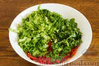 Фото приготовления рецепта: Салат из моркови с болгарским перцем и орехами - шаг №4