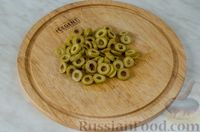 Фото приготовления рецепта: Салат с тунцом, кукурузой, рисом и оливками - шаг №4