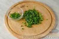 Фото приготовления рецепта: Салат с тунцом, кукурузой, рисом и оливками - шаг №5