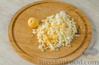 Фото приготовления рецепта: Салат с тунцом, кукурузой, рисом и оливками - шаг №6