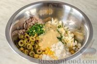 Фото приготовления рецепта: Салат с тунцом, кукурузой, рисом и оливками - шаг №11