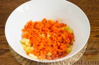 Фото приготовления рецепта: Картофельный салат с морковью, горошком и луком - шаг №6