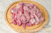Фото приготовления рецепта: Суп с мясом, грибами и солеными огурцами - шаг №2