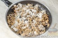 Фото приготовления рецепта: Суп с мясом, грибами и солеными огурцами - шаг №8