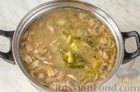 Фото приготовления рецепта: Суп с мясом, грибами и солеными огурцами - шаг №12