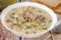 Фото приготовления рецепта: Суп с мясом, грибами и солеными огурцами - шаг №14