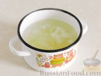 Фото приготовления рецепта: Суп с кабачками, грибами и копчёной грудинкой - шаг №14