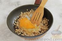 Фото приготовления рецепта: Жареная овсянка с яйцом - шаг №4