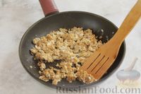 Фото приготовления рецепта: Жареная овсянка с яйцом - шаг №5