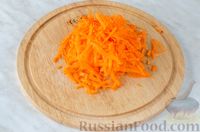 Фото приготовления рецепта: Салат из моркови с апельсином, яблоком, изюмом и орехами - шаг №2