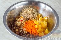 Фото приготовления рецепта: Салат из моркови с апельсином, яблоком, изюмом и орехами - шаг №6