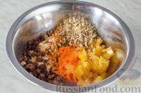 Фото приготовления рецепта: Салат из моркови с апельсином, яблоком, изюмом и орехами - шаг №7