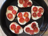 Фото приготовления рецепта: Гренки с помидорами и чесноком - шаг №8