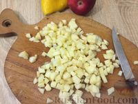 Фото приготовления рецепта: Творожная запеканка с яблоками и корицей - шаг №2