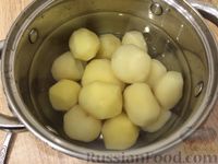 Фото приготовления рецепта: Отварной картофель со сметаной и чесноком - шаг №2