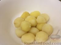 Фото приготовления рецепта: Отварной картофель со сметаной и чесноком - шаг №4