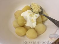 Фото приготовления рецепта: Отварной картофель со сметаной и чесноком - шаг №5