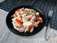 Фото к рецепту: Салат с курицей, грушей, огурцом и запеченным болгарским перцем
