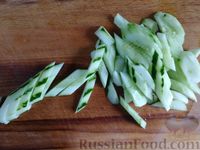 Фото приготовления рецепта: Салат с курицей, грушей, огурцом и запеченным болгарским перцем - шаг №6