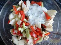 Фото приготовления рецепта: Салат с курицей, грушей, огурцом и запеченным болгарским перцем - шаг №12