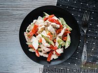 Фото приготовления рецепта: Салат с курицей, грушей, огурцом и запеченным болгарским перцем - шаг №14