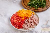 Фото приготовления рецепта: Оладушки с колбасой, перцем, помидорами и зеленью - шаг №2