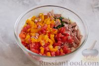 Фото приготовления рецепта: Оладушки с колбасой, перцем, помидорами и зеленью - шаг №6