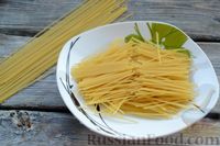 Фото приготовления рецепта: Спагетти с яйцами на сковороде - шаг №3