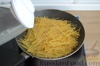 Фото приготовления рецепта: Спагетти с яйцами на сковороде - шаг №4
