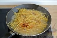 Фото приготовления рецепта: Спагетти с яйцами на сковороде - шаг №5