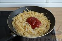 Фото приготовления рецепта: Спагетти с яйцами на сковороде - шаг №6