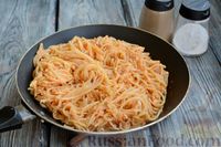 Фото приготовления рецепта: Спагетти с яйцами на сковороде - шаг №9